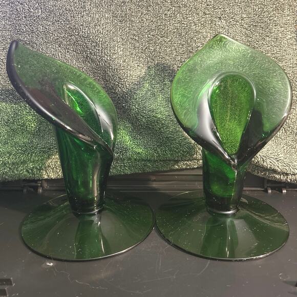 Pair of Cambridge Glass Emerald #499 Calla Lily Candleholders - Picture 2 of 8